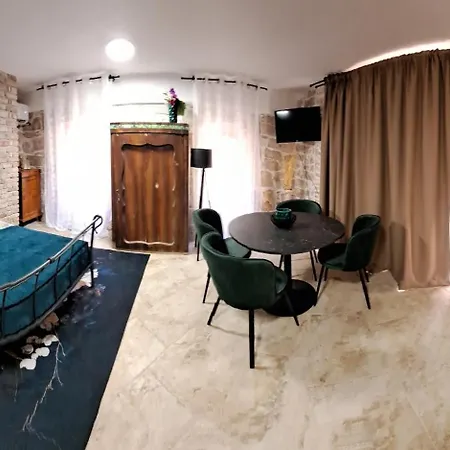 Jardin Kapetanova Kuca * Veli Iž