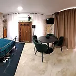 Jardin Kapetanova Kuca * Veli Iž